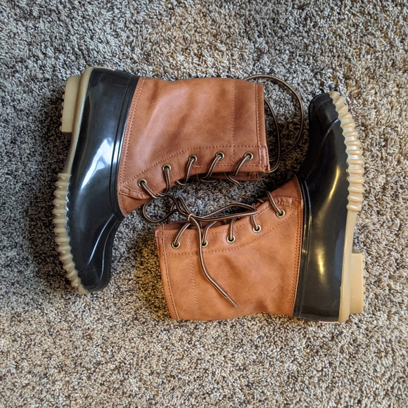 The Original Duck Boot. Women's size 6 - Picture 2 of 6
